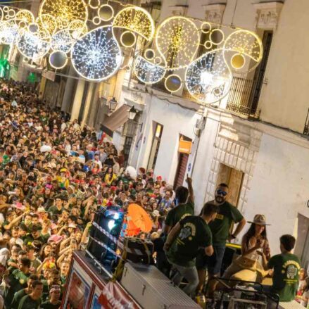 Calle Mayor de Guadalajara durante el desfile de peñas