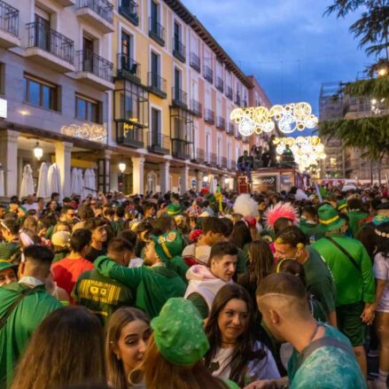 Desfile de peñas en la calle Mayor. Ferias y Fiestas Guadalajara 2022