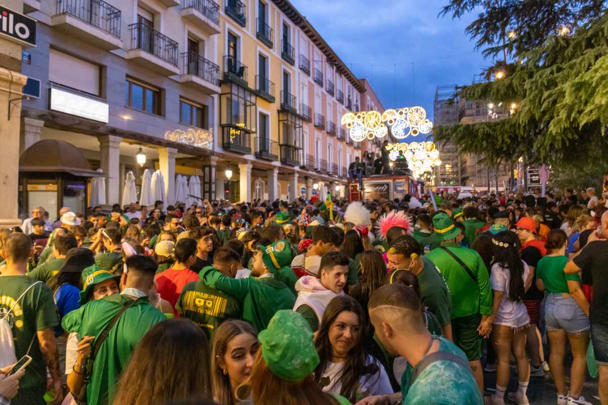 Desfile de peñas en la calle Mayor. Ferias y Fiestas Guadalajara 2022