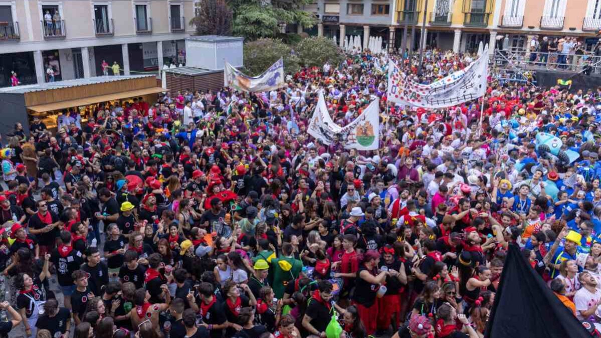 Concentración de peñas en la Plaza Mayor de Guadalajara durante el pregón y chupinazo de 2022