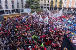 Concentración de peñas en la Plaza Mayor de Guadalajara durante el pregón y chupinazo de 2022