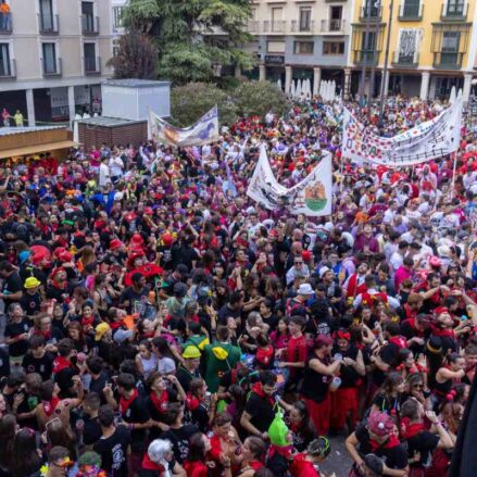 Concentración de peñas en la Plaza Mayor de Guadalajara durante el pregón y chupinazo de 2022