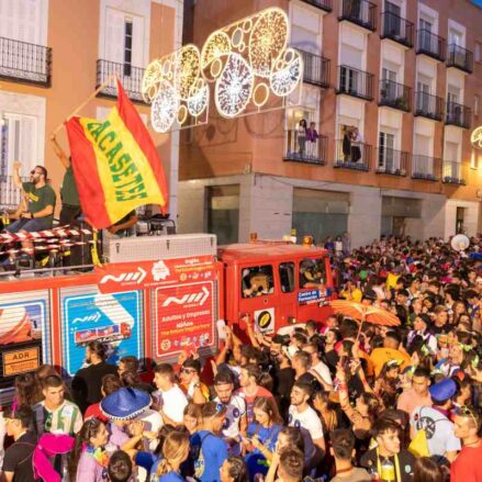 Desfile de peñas en la calle Mayor. Ferias y Fiestas Guadalajara 2022