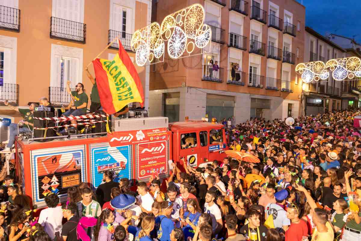 Desfile de peñas en la calle Mayor. Ferias y Fiestas Guadalajara 2022