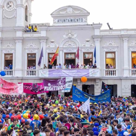 Balcón y plaza Mayor de Guadalajara durante el pregón y chupinazo de Ferias y Fiestas 2022