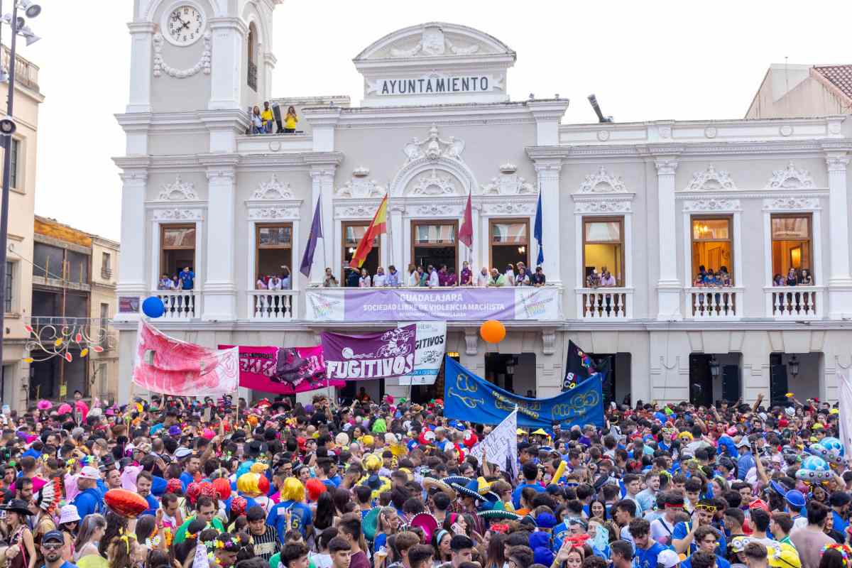 Balcón y plaza Mayor de Guadalajara durante el pregón y chupinazo de Ferias y Fiestas 2022