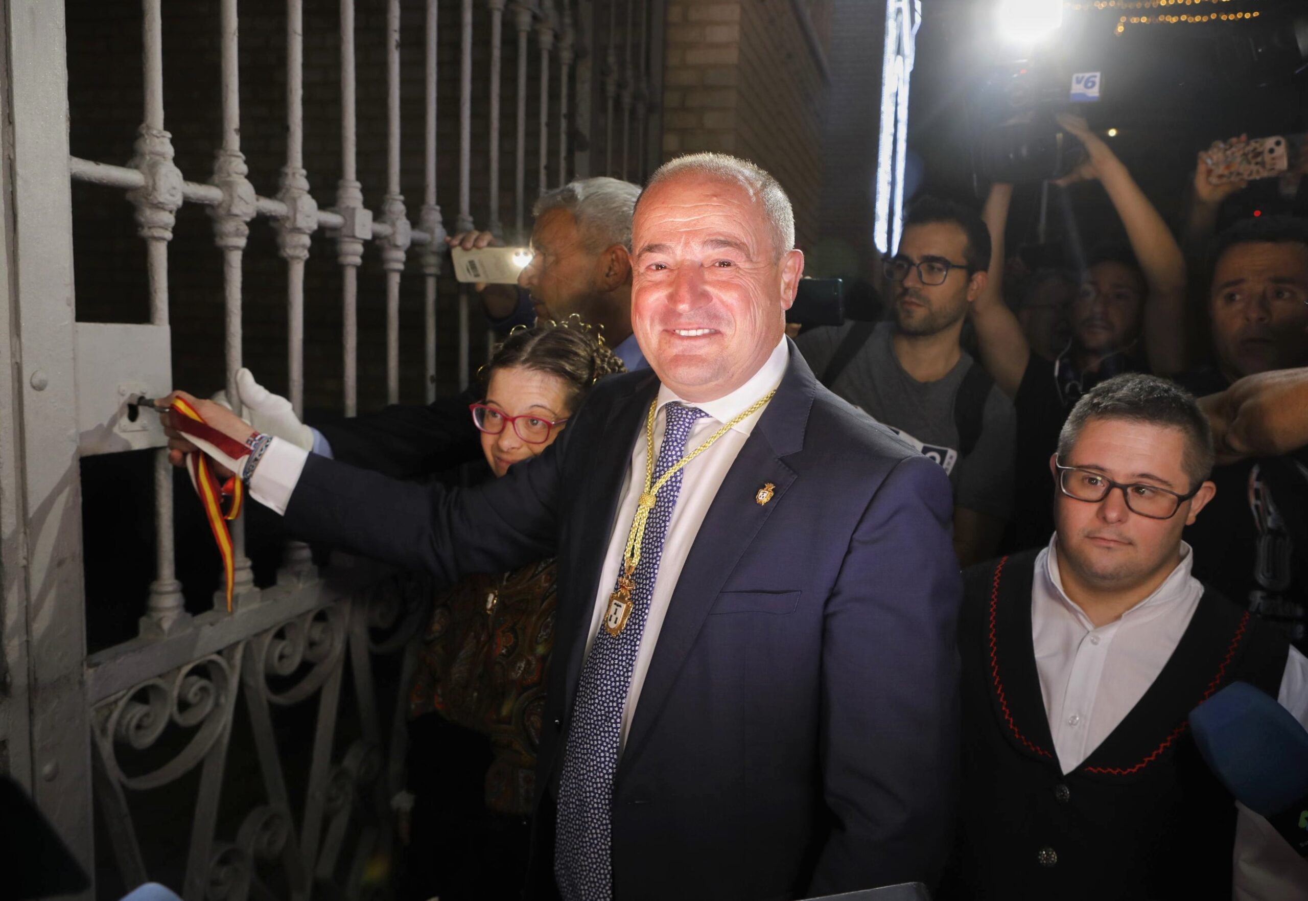 El alcalde de Albacete, Emilio Sáez, abre la Puerta de Hierros junto a Ana Rosa y Tomás, una pareja de manchegos de Asprona.