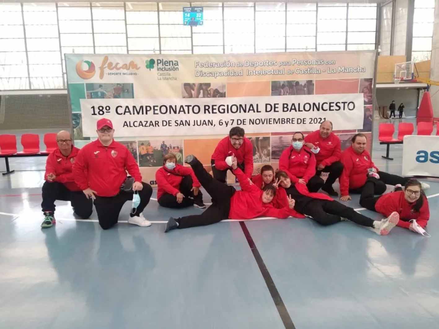 Equipo de baloncesto del CD Ada con su equipación de Bazu.