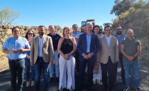 Miembros institucionales en uno de los caminos rurales de Toledo que se van a recuperar