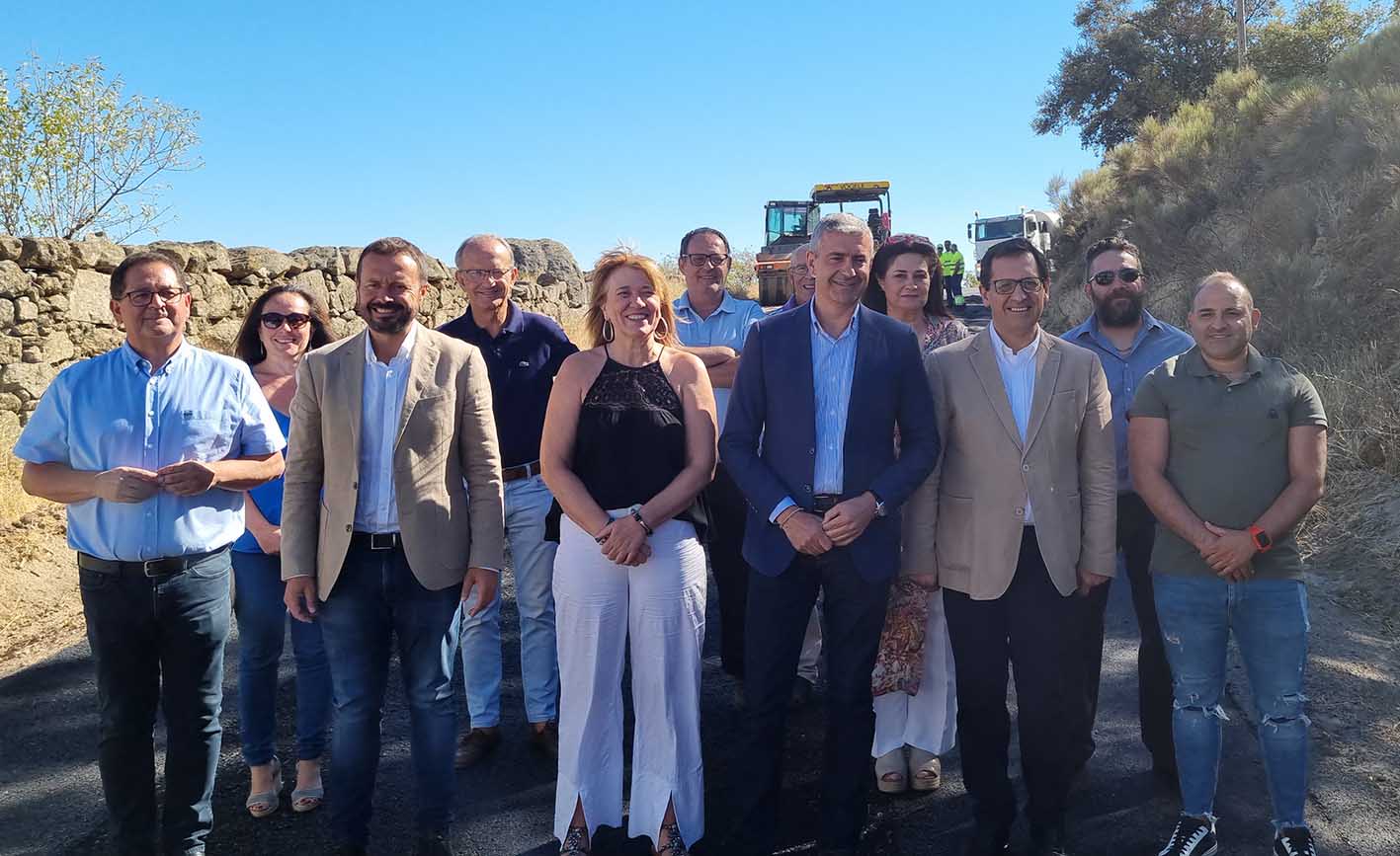 Miembros institucionales en uno de los caminos rurales de Toledo que se van a recuperar