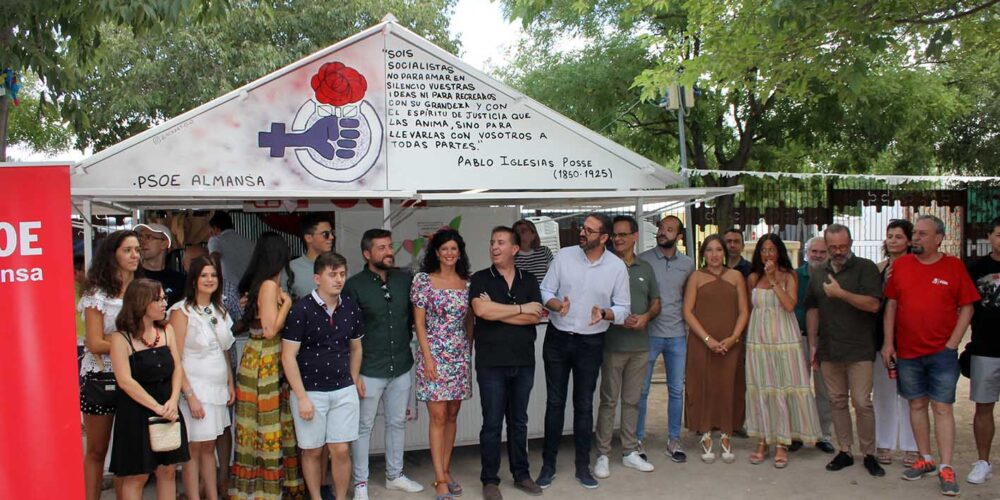 Sergio Gutiérrez y Santiago Cabañero, junto Agrupación del PSOE de Almansa