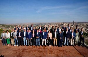 Foto de familia de la plana mayor del PP con Toledo al fondo.