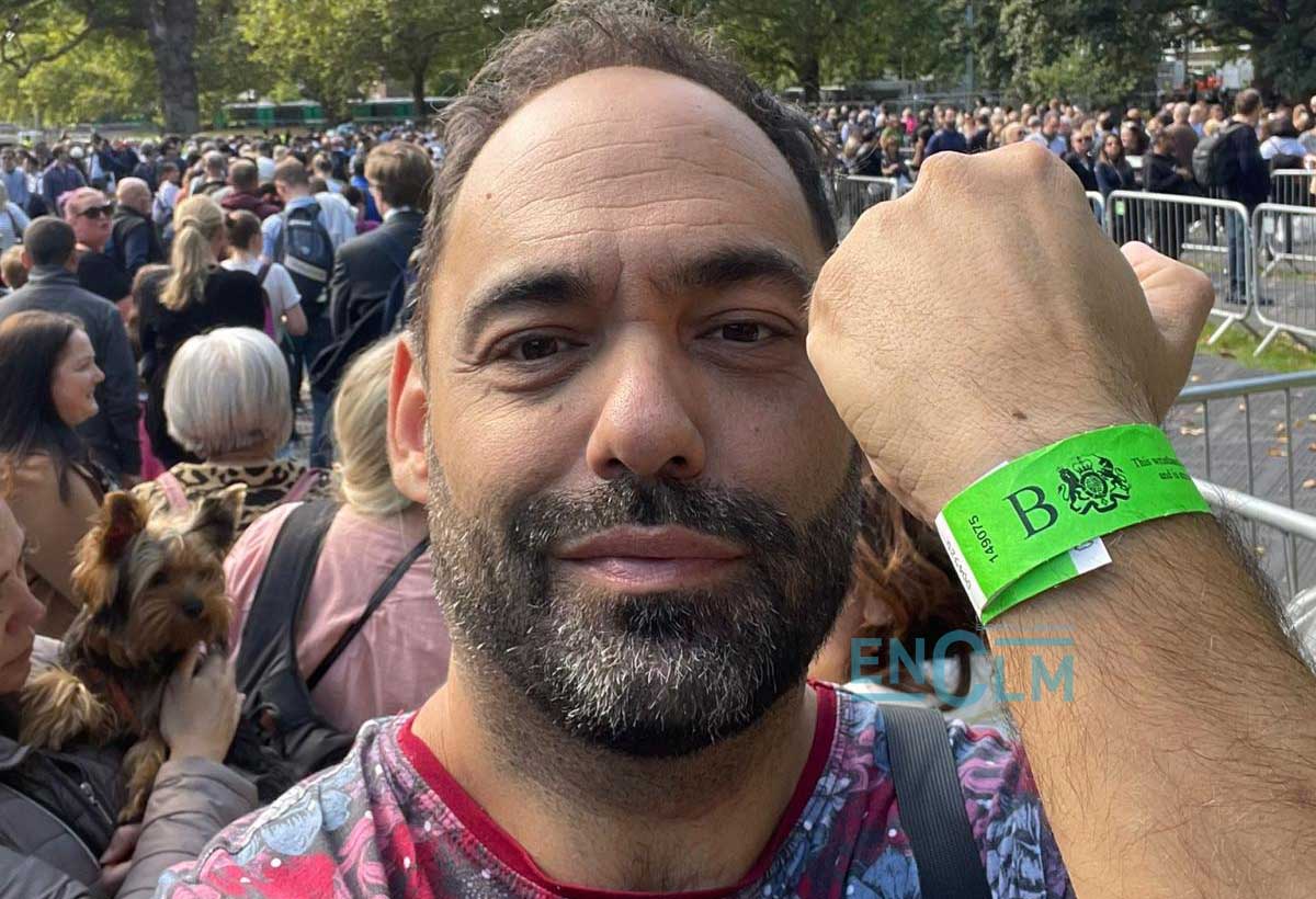 Ricardo, en la cola para ver el féretro de Isabel II, enseñando la pulsera verde que le dio la organización.