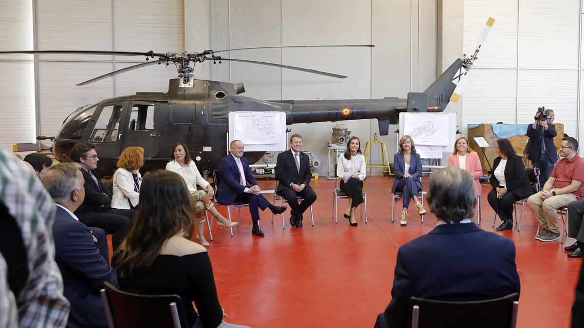 La reina Letizia y el resto de autoridades se reúnen con el personal docente y los alumnos del CIFP Aguas Nuevas, en Albacete. 