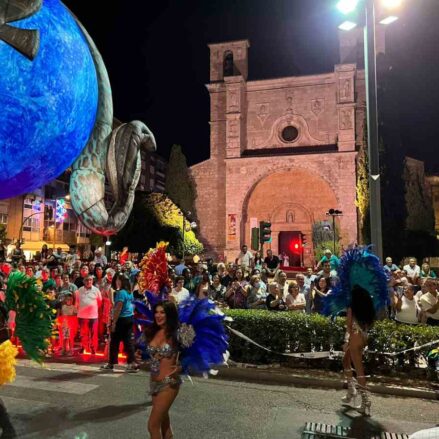 Comparsa brasileña. Desfile de carrozas Guadalajara 2022