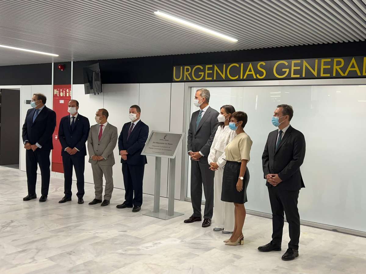 Sus Majestades junto a la placa de inauguración del Hospital Universitario de Guadalajara