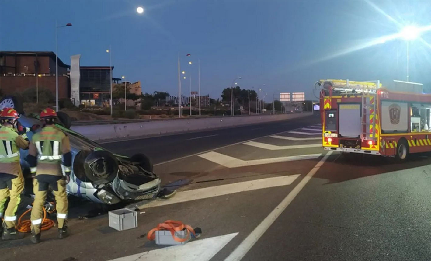 Así ha quedado el vehículo en el accidente que ha sufrido en la carretera del Polígono, en Toledo. Foto: Bomberos de Toledo.