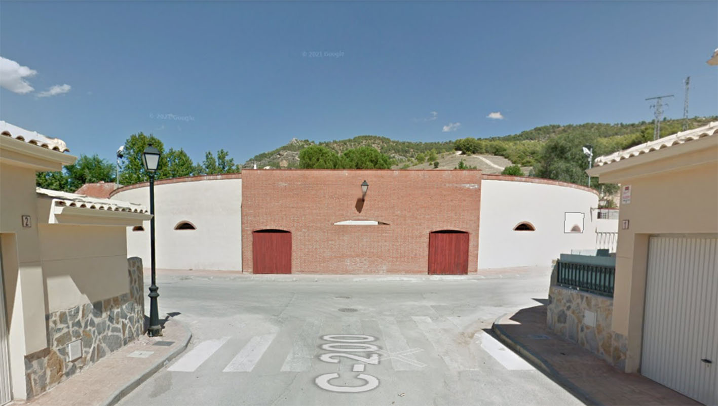 Al fondo, la plaza de toros de Almonacid de Zorita. Foto: Google Maps.