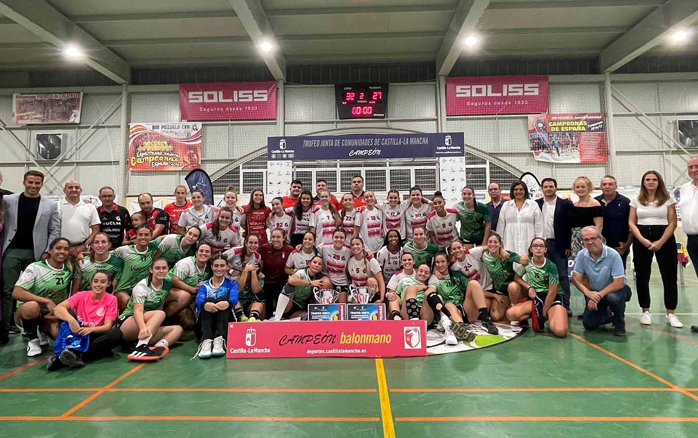 Foto de familia tras la final del Trofeo de la Junta entre el Soliss BM Pozuelo y el BM Bolaños.