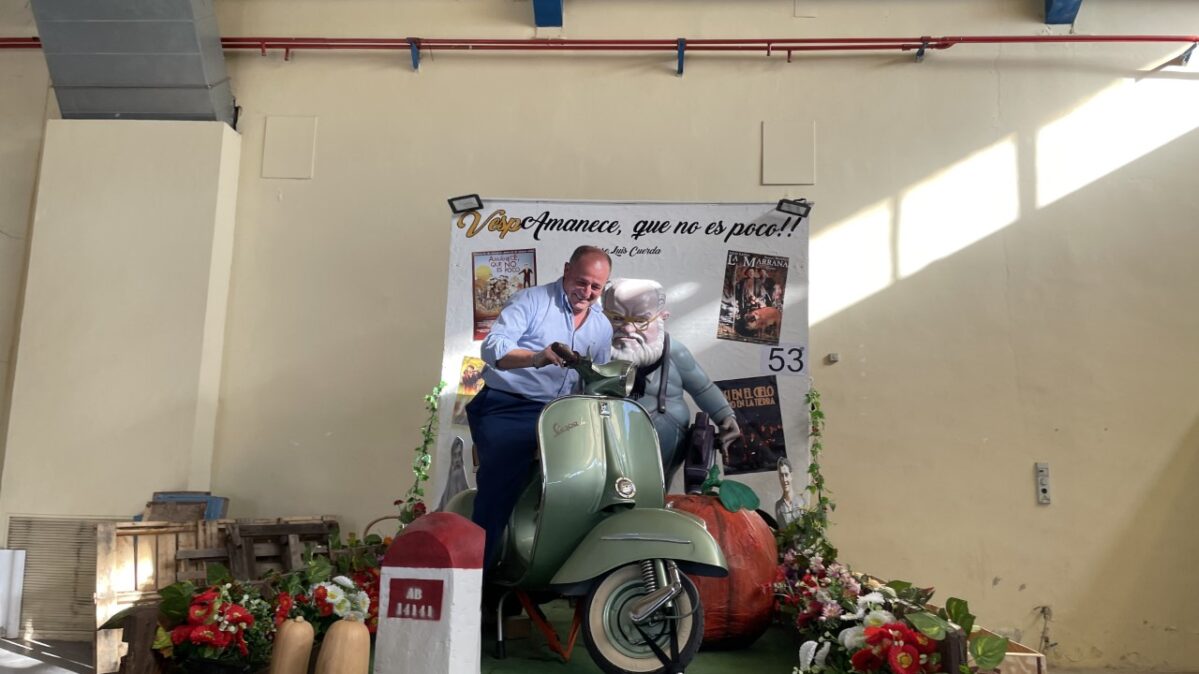 El alcalde de Albacete, Emilio Sáez, en una de las carrozas que participarán en la Cabalgata de Apertura de la Feria. 