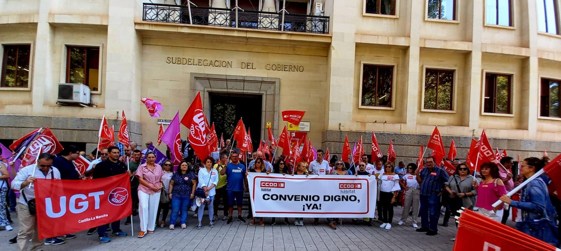 CCOO y UGT se manifiestan a las puertas de la Subdelegación del Gobierno en Albacete.