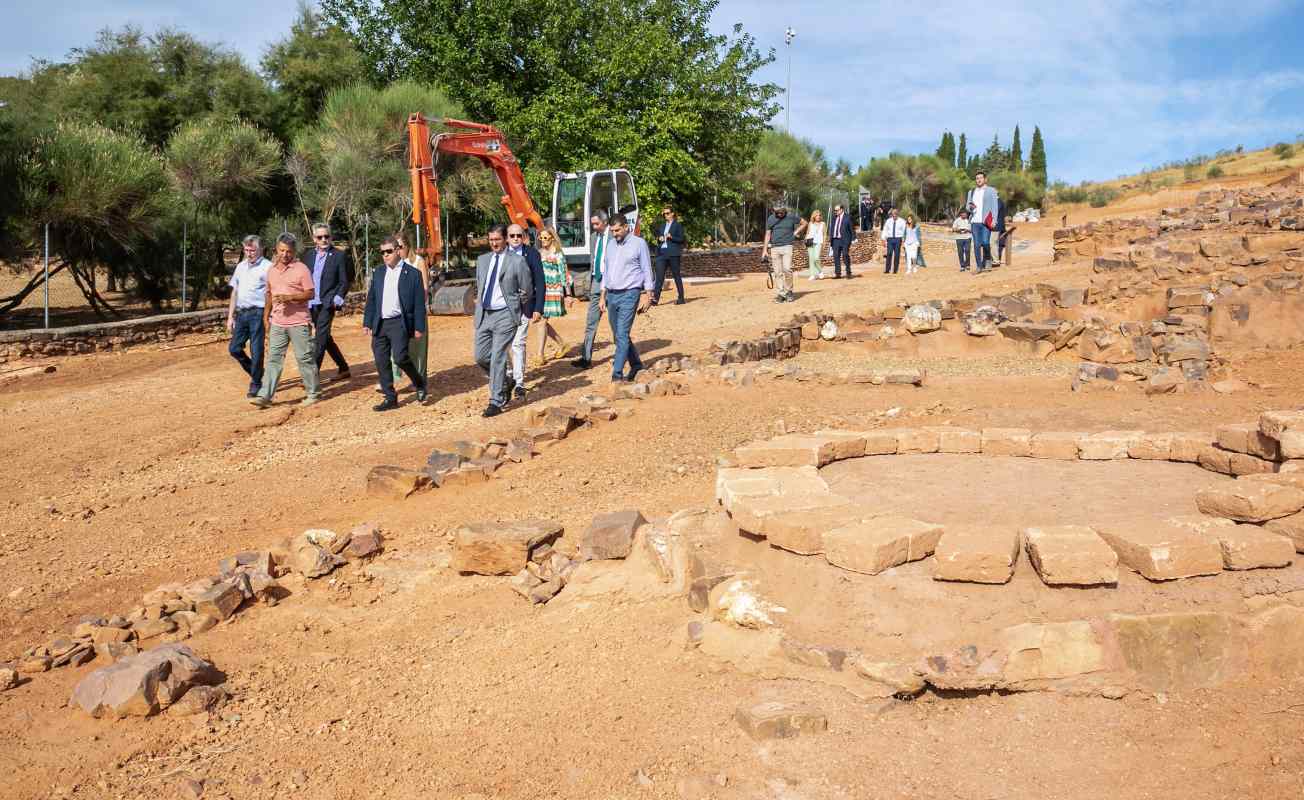 Visita del presidente regional al yacimiento del Cerro de las Cabezas, en Valdepeñas (Ciudad Real).