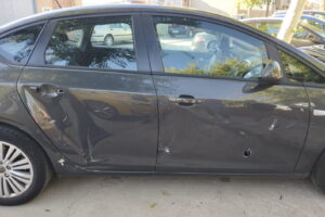 Así ha quedado el coche que ha corneado el toro que se ha escapaco en el encierro de Mocejón.