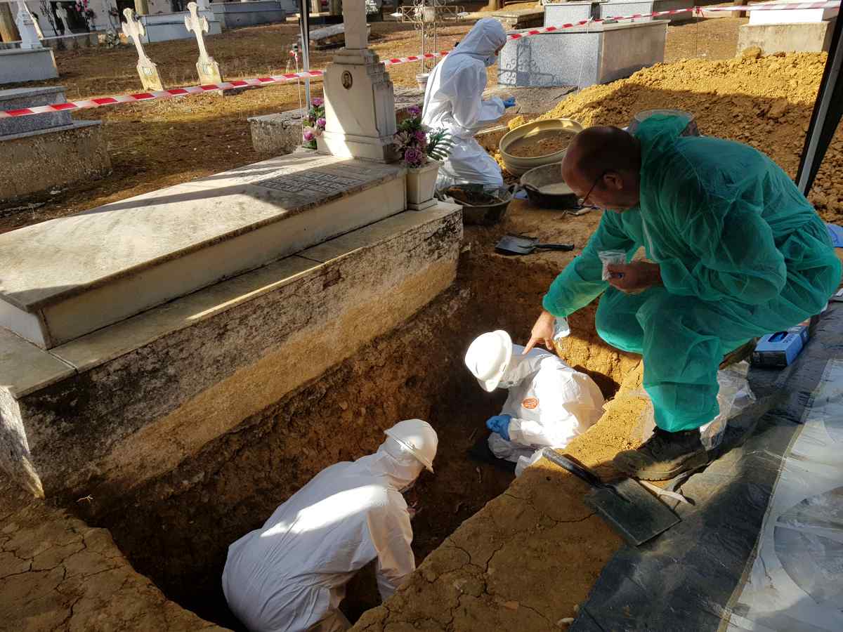 Trabajos de exhumación de una fosa en Almadén. EFE/Miguel Ángel Risco.