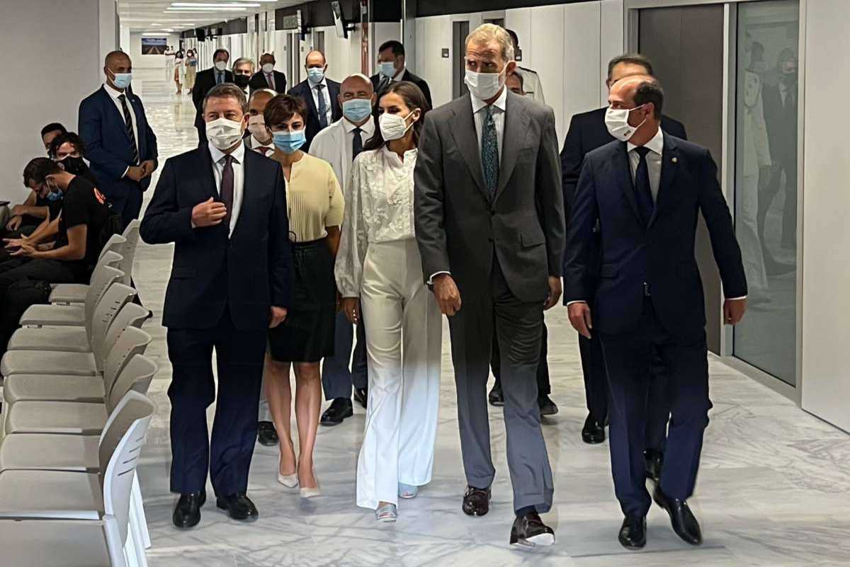 Felipe VI y la Reina Letizia a su llegada al Hospital Universitario de Guadalajara junto al presidente de Castilla-La Mancha y el alcalde de Guadalajara.