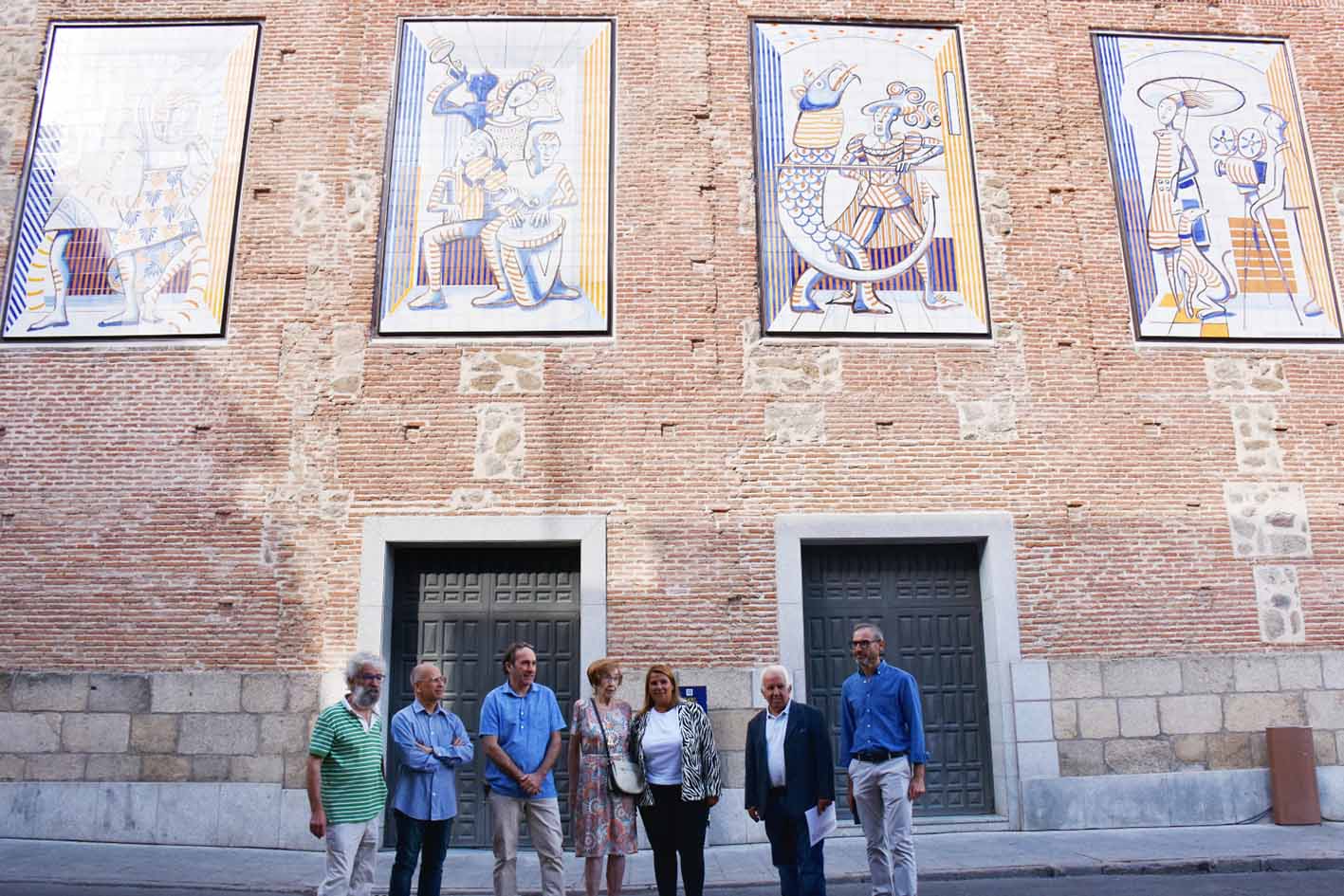 La alcaldesa, en la inauguración de los paneles cerámicos en el Teatro Palenque de Talavera.