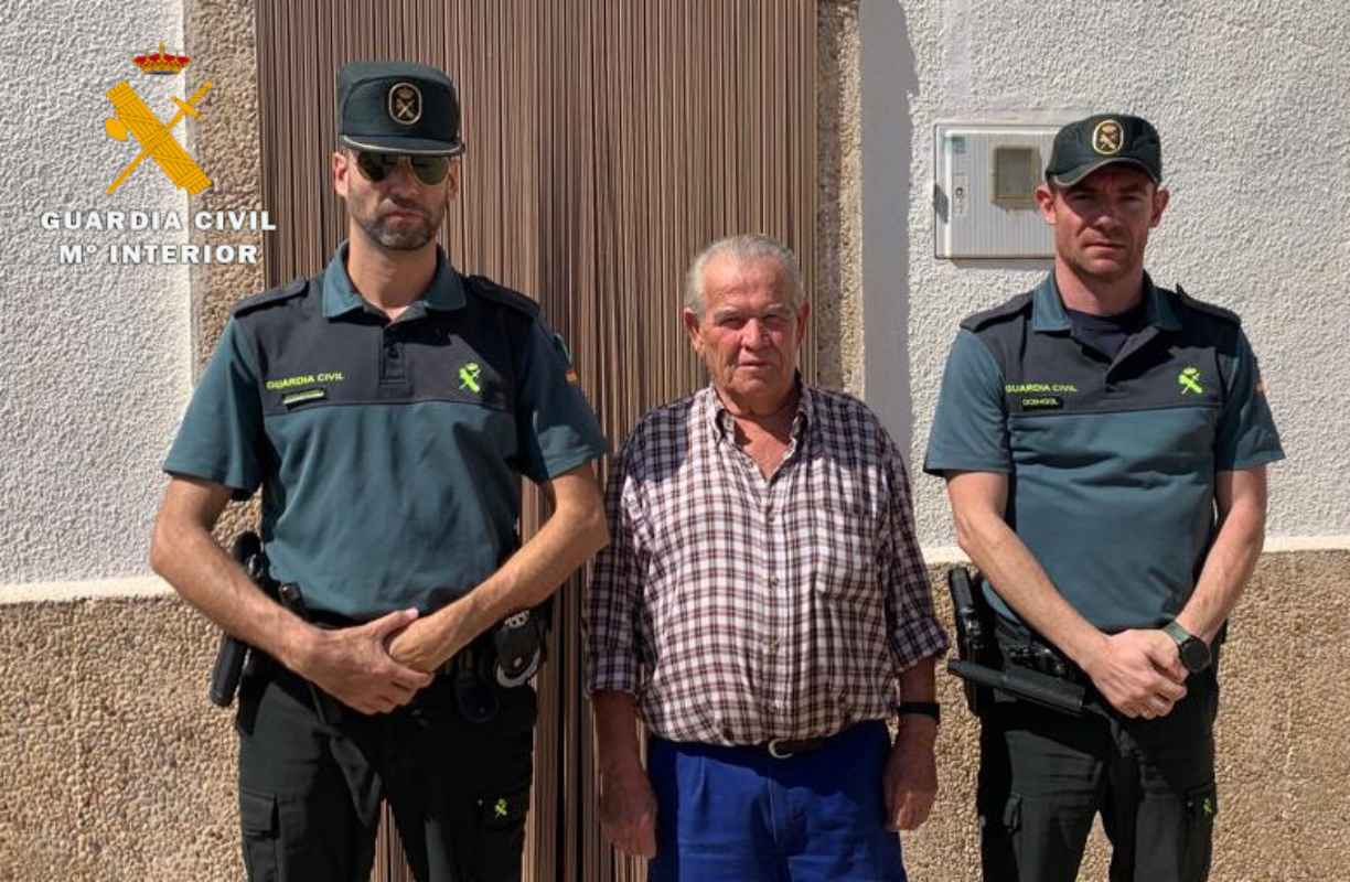 Imagen del hombre auxiliado junto con los agentes de la Guardia Civil.