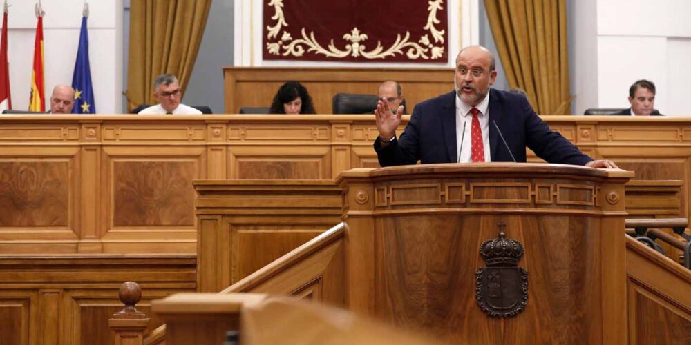 Guijarro, dando cuenta en las Cortes de la CLM de la enmienda socialista a la Ley de Bienestar Animal.