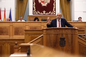 Guijarro, dando cuenta en las Cortes de la CLM de la enmienda socialista a la Ley de Bienestar Animal.