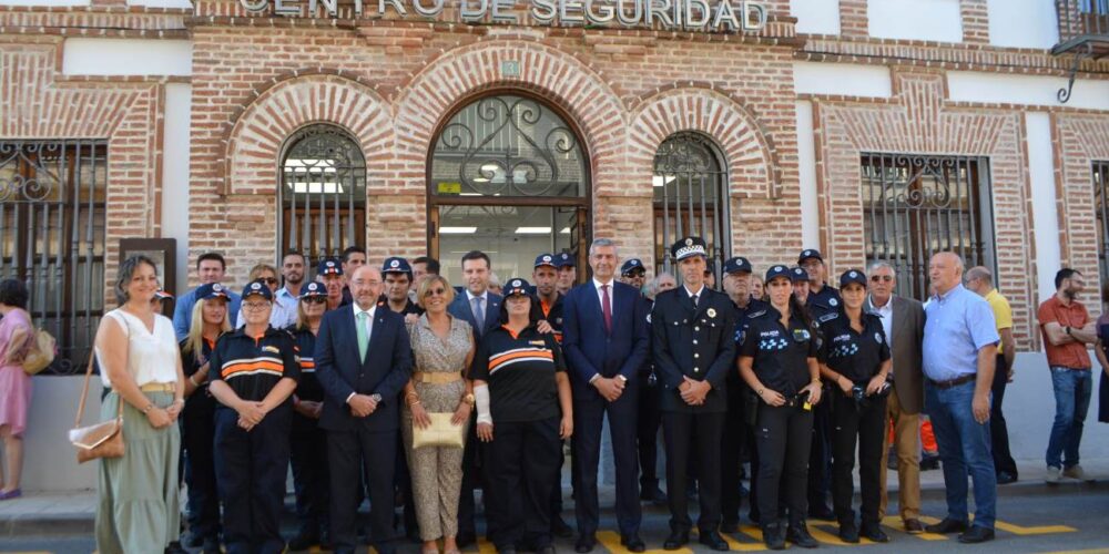 Foto de familia del nuevo centro de seguridad de Fuensalida.