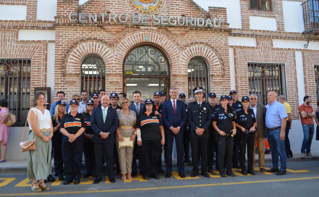 Foto de familia del nuevo centro de seguridad de Fuensalida.