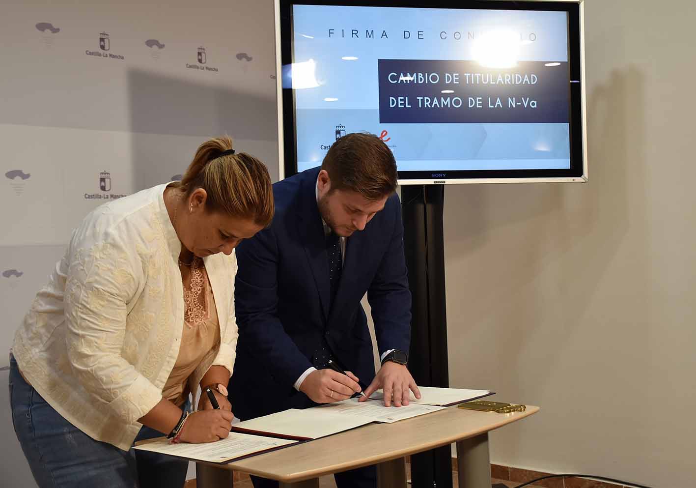 Nacho Hernando y Tita García-Élez, firmando un convenio para la cesión del tramo entre el Arroyo de Las Parras y el inicio del núcleo urbano.