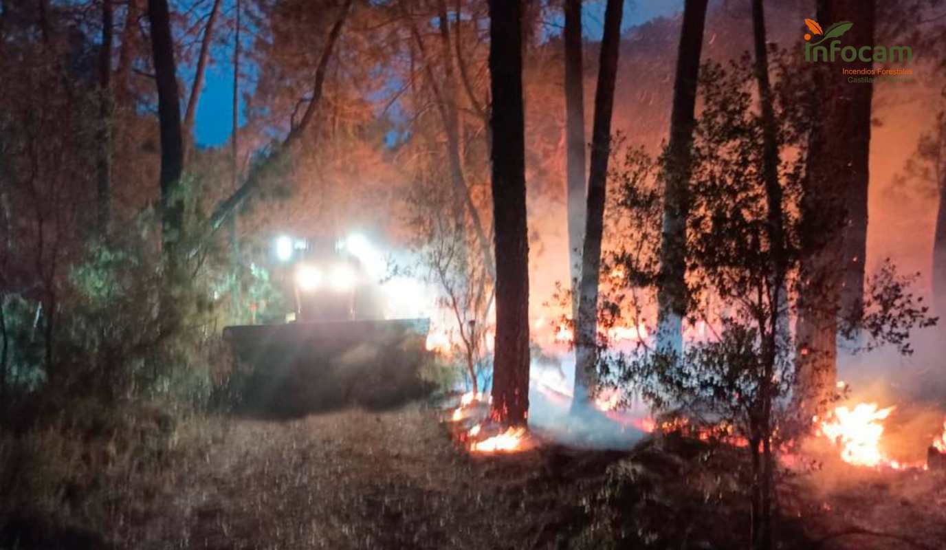 La maquinaria pesada trabajando en incendio de Riópar.