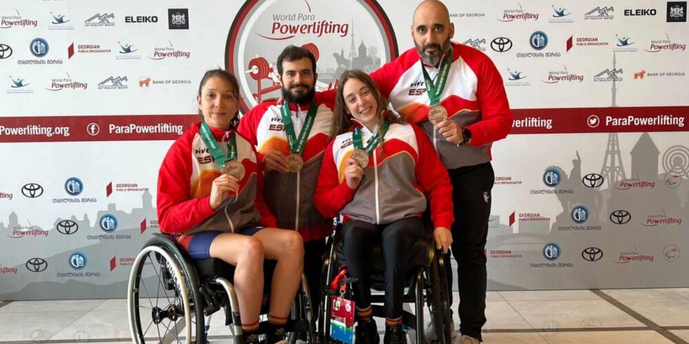 Isabel Fernández, disfrutando del bronce con David Gómez, Loida Zabala y Ayman Kichi, coordinador nacional de la Federación Española Foto: FEDDF.