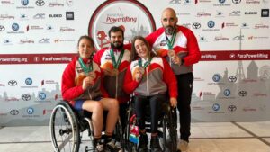 Isabel Fernández, disfrutando del bronce con David Gómez, Loida Zabala y Ayman Kichi, coordinador nacional de la Federación Española Foto: FEDDF.