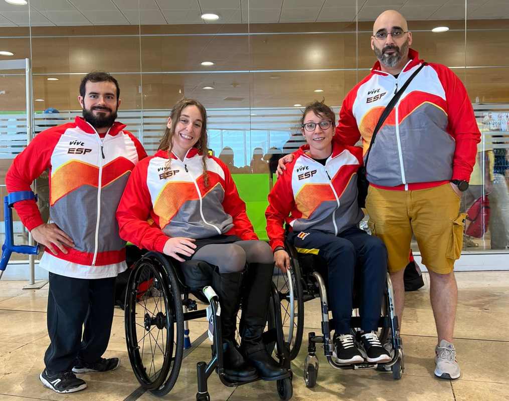 Isabel Fernández, con Loida Zabala, David Gómez y Ayman Kichi, coordinador nacional de la Federación Española.