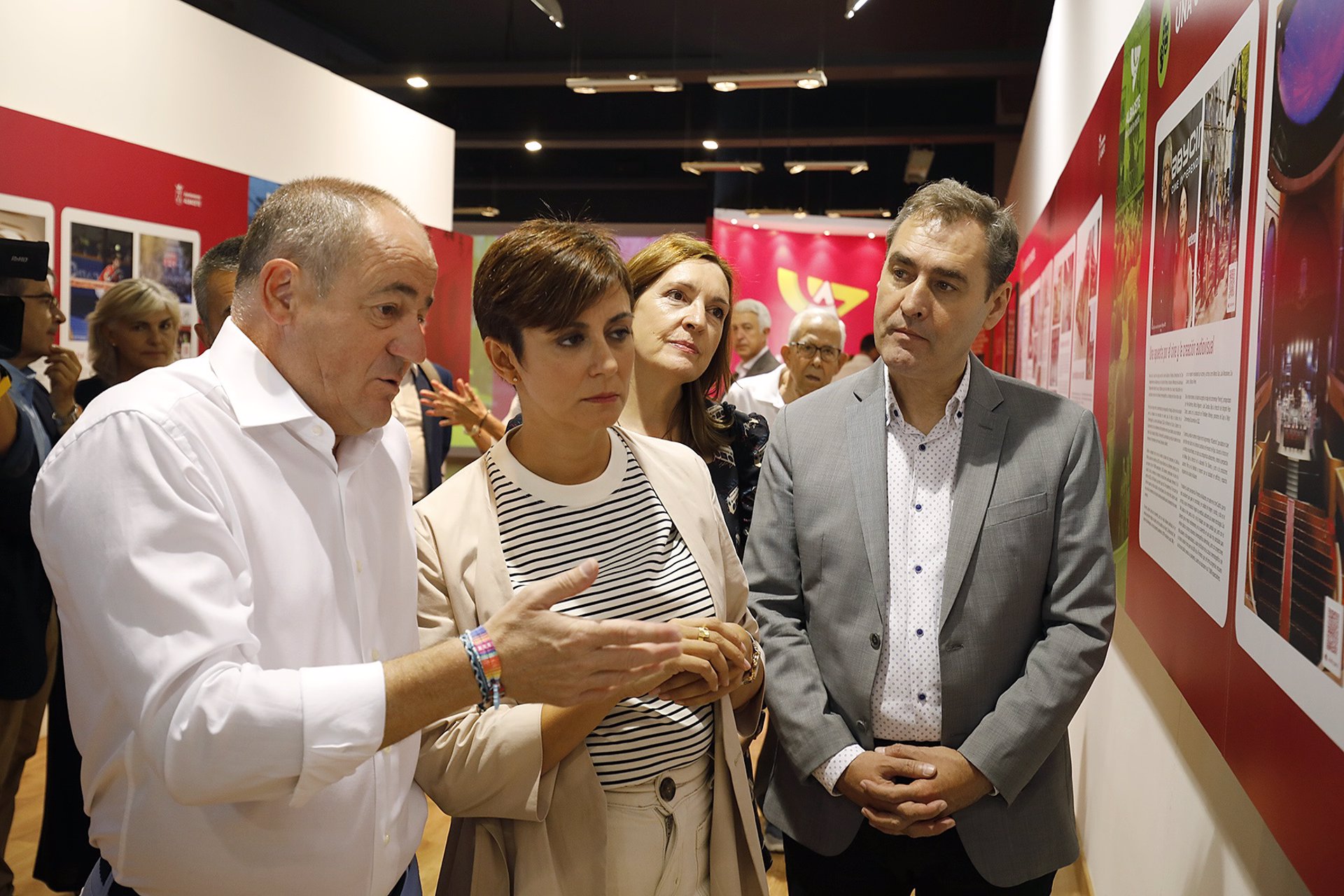 Isabel Rodríguez durante su visita a la Feria de Albacete.