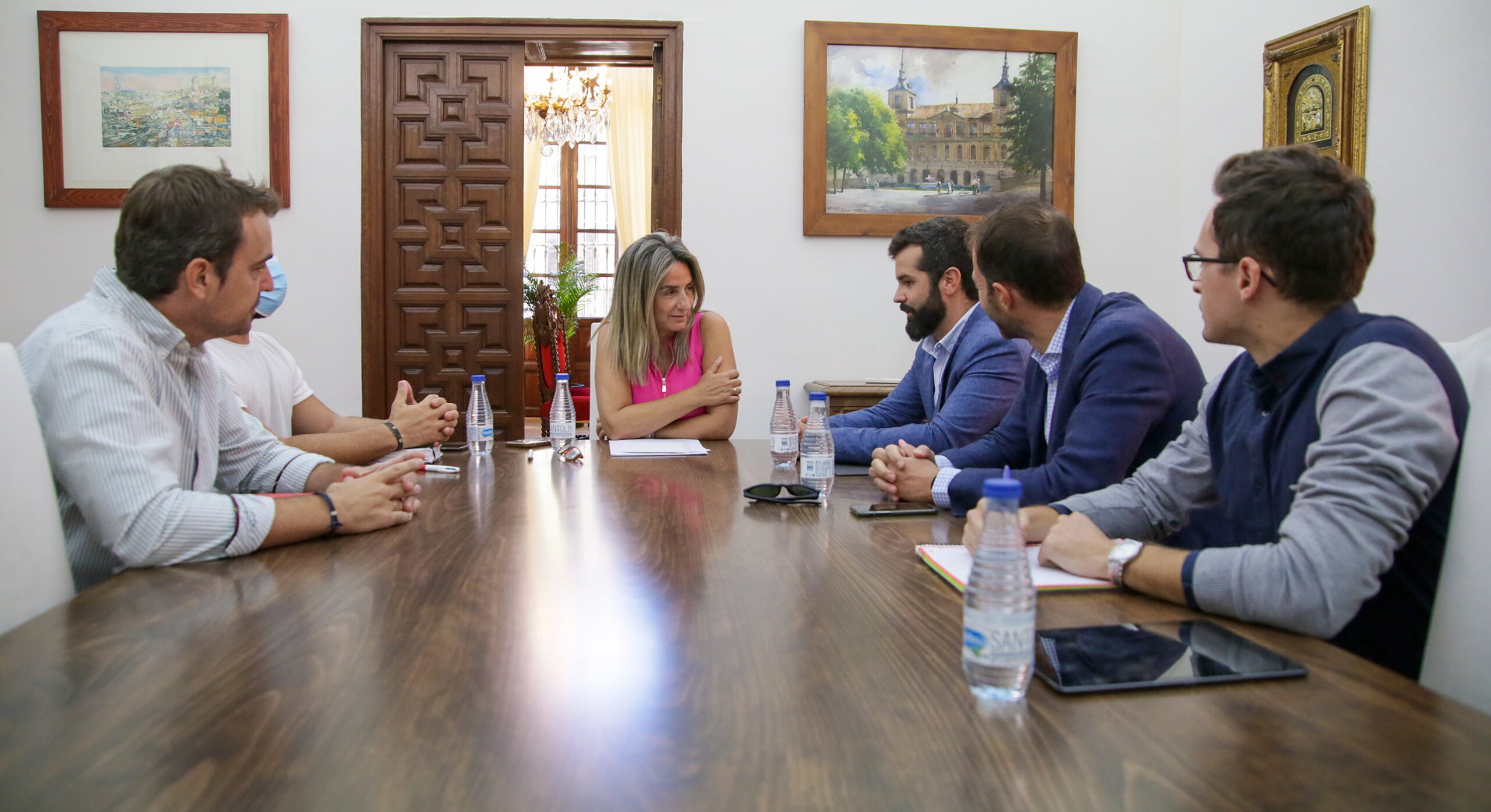 Milagros Tolón, alcaldesa de Toledo, junto varios responsables de Lidl.