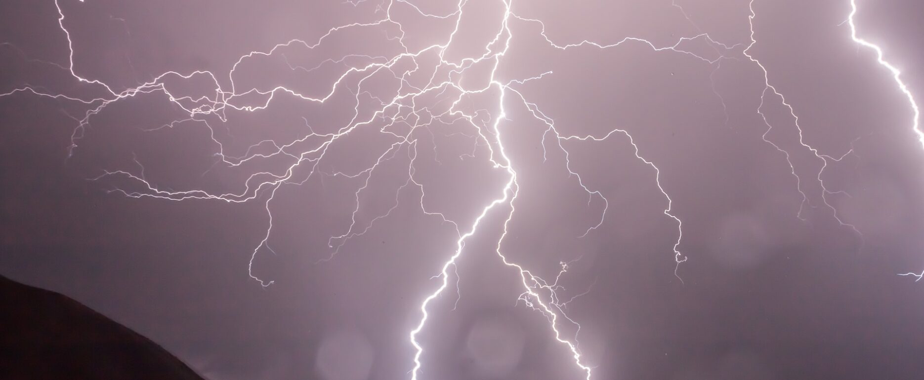 Chubascos y tormentas ocasionalmente fuertes.
