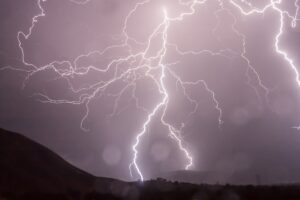 Chubascos y tormentas ocasionalmente fuertes.