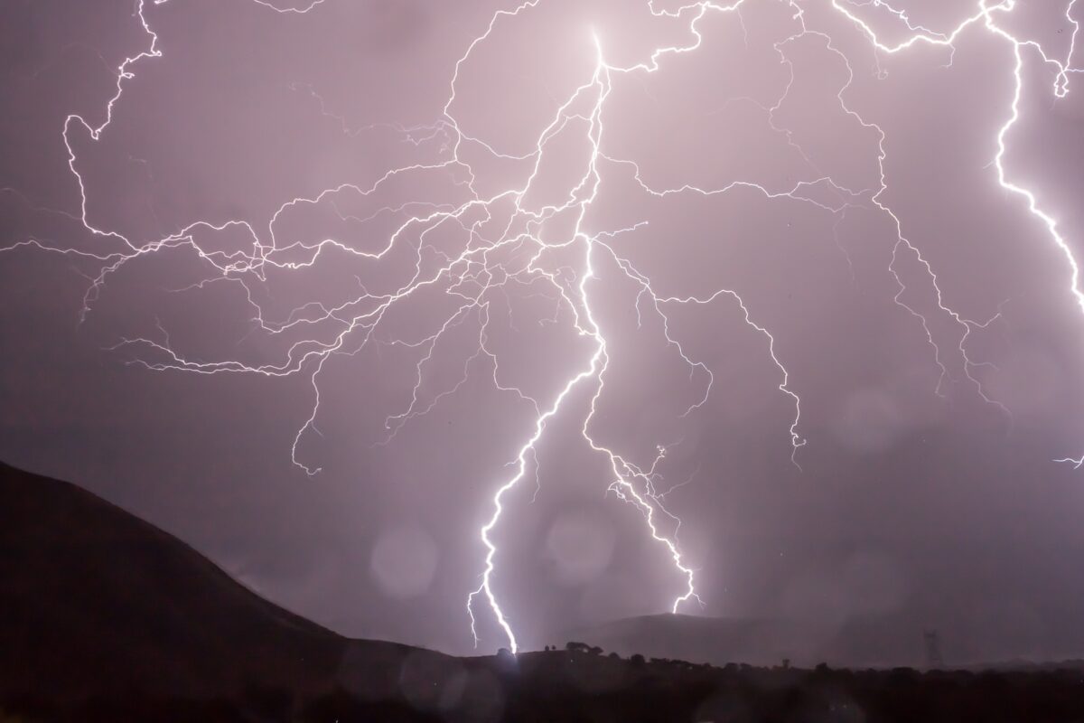 Chubascos y tormentas ocasionalmente fuertes.