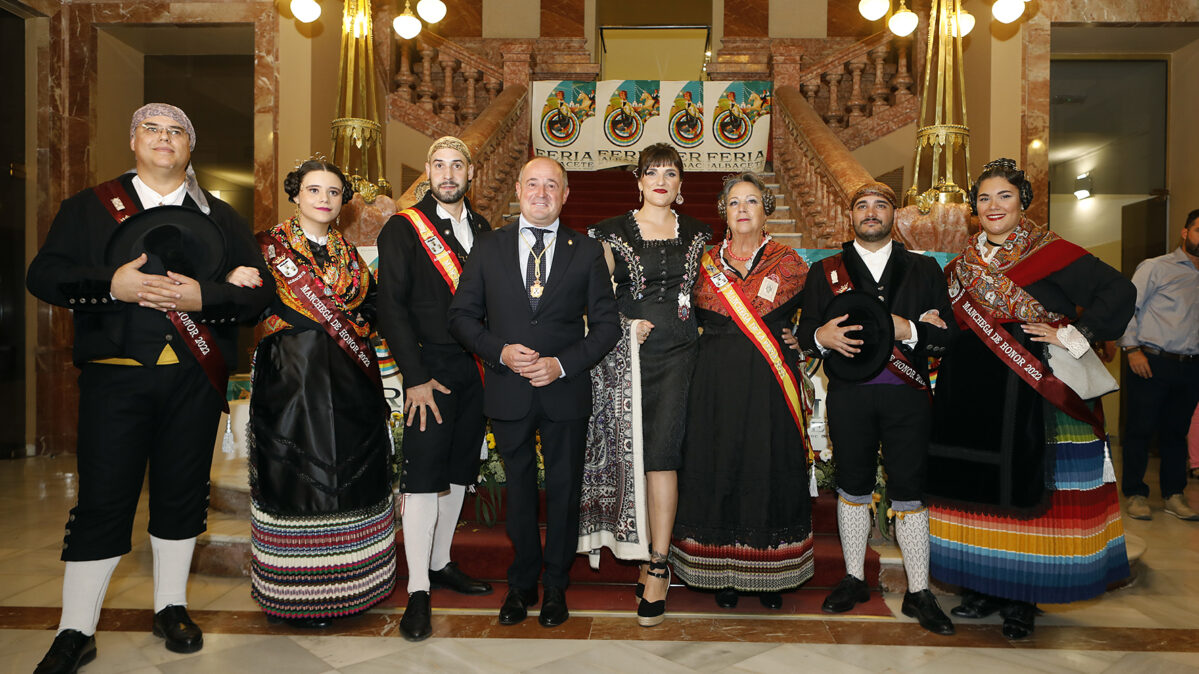 Los manchegos de la Feria de Albacete 2022 acompañan a Rozalén minutos antes del pregón. 