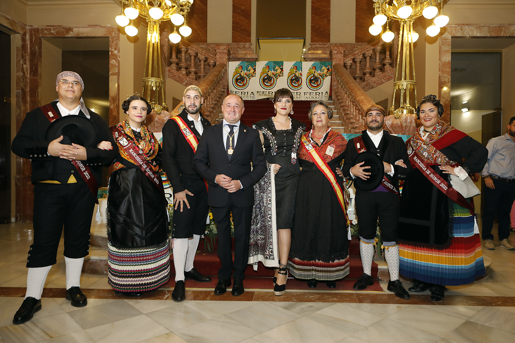 Los manchegos de la Feria de Albacete 2022 acompañan a Rozalén minutos antes del pregón.