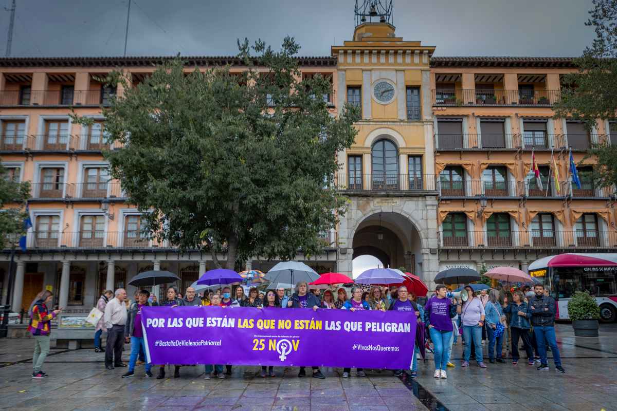 Protesta en Toledo por los últimos crímenes machistas. Foto: EFE / Ángeles Visdómine.