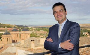 El consejero de Agricultura, Agua y Desarrollo Rural, Francisco Martínez Arroyo, inaugura el simposio.