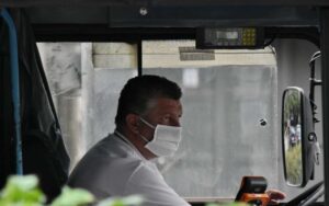 Imagen de archivo de un conductor de autobús con mascarilla.